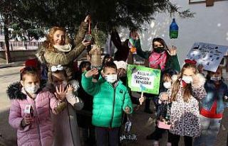 Atık malzemeler Amasyalı çocukların elinde kuş...