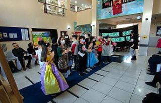 Atık malzemelerle yaptıkları elbiselerle defile...