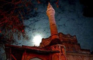 Ay ve bulutlar kartpostallık görüntüler oluşturdu