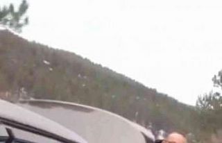 Ayaklarına poşet giydi, otomobilin arkasına asılıp...