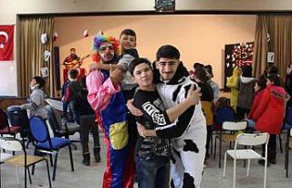 Ayancık Gençlik Merkezi gönüllüleri çocukları...