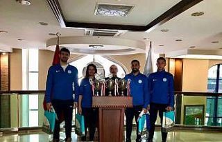 AYBÜ Şampiyonlarını sevincini Genel Sekreter Öztürk...