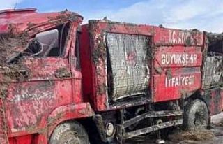 Aydın’da itfaiye aracı sulama kanalına devrildi