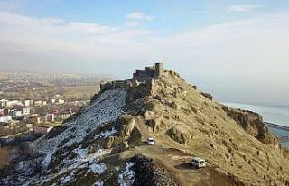 Aydınlatılan Adilcevaz Kalesi’ne görkemli açılış