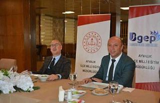 Ayvalık’ta başarılı öğrencilerine öğle yemeği...