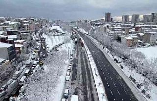 Bağcılar O3 Otoyolu’na park edilen araçlar drone...