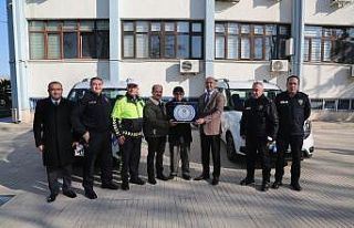 Bağışlanan 2 araç törenle teslim alındı