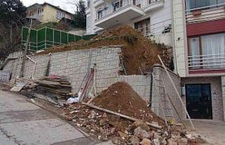 Bahçe duvarından düşen işçi yaralandı