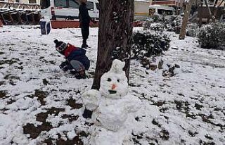 Bahçelievler’de çocuklar parkta karın tadını...
