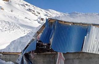 Bahçesaray’da bir evin üzerine çığ düştü,...