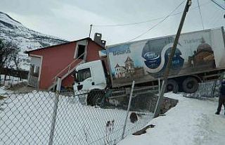 Bahçeye düşen tır 3 gün sonra çıkarıldı