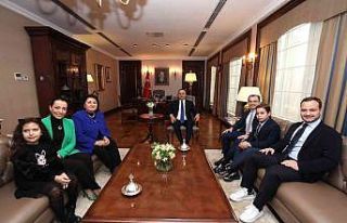 Bakan Çavuşoğlu, Dr. Sadık Ahmet’in ailesini...