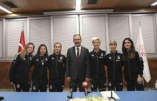 Bakan Kasapoğlu, Beşiktaş Kadın Futbol Takımı’nı...