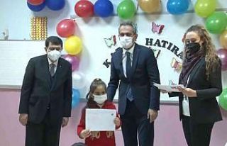 Bakan Özer ilkokul öğrencilerine 1. yarıyıl karnelerini...