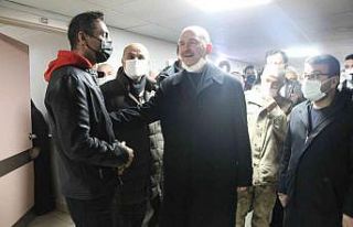 Bakan Soylu, yaralı polisi ziyaret etti
