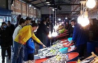 Balık bol olunca vatandaş balık haline koştu