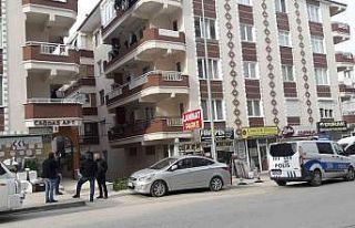 Balkon demirini keserken dördüncü kattan düşerek...