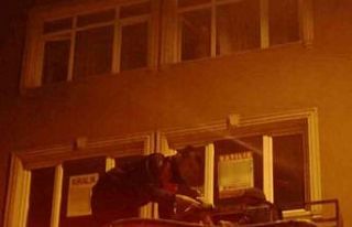 Balkondan inmeyen kedinin yardımına itfaiye koştu