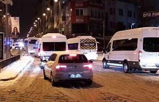 Bandırma’da sabaha karşı başlayan kar yağışı...