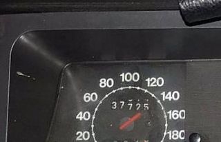 Bariyerlere ok gibi saplanan otomobilin ibresi 140’a...