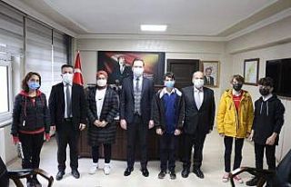 Başarılı ögrenci sporcuları Ulus Kaymakamı ödüllendirdi
