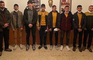 Başkale’de sahte pasaportlu 8 Afgan yakalandı