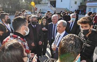 Başkan Akkaya teneffüste öğrencilerle buluştu