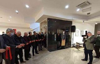 Başkan Aşgın fotoğraf çekti, gazeteciler sergiyi...