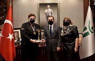 Başkan Ataç Şampiyon Şef Varel’i tebrik etti