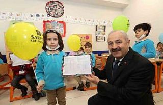 Başkan Büyükgöz, öğrencilere karnelerini dağıttı