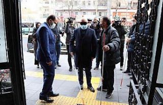 Başkan Çolakbayrakdar make takıp beyaz bastonla...