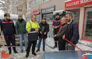 Başkan karla mücadele ekiplerini ziyaret etti, o...