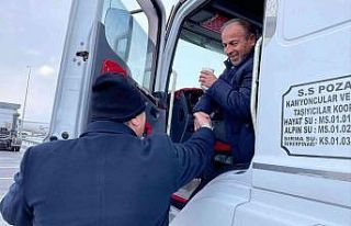 Başkan Oğuz’dan TIR şoförlerine yemek ve çorba...