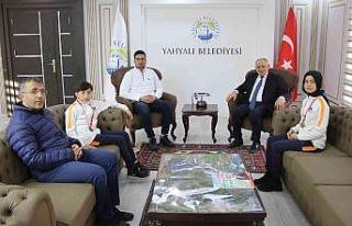 Başkan Öztürk başarılı kayakçıları tebrik...