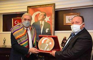 Başkan Şahin’e Yörük poşusu hediye ettiler