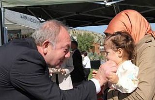 Başkan Şahiner kutlama çiçeği yerine bağış...