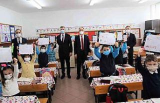 Başkan Sezer, öğrencilerin karne heyecanına ortak...