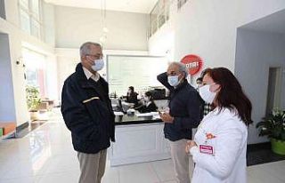 Başkan Tarhan, esnafı ziyaret ederek sorunlarını...