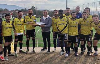 Başkan Ünal futbolculara baklava ikramında bulundu