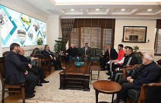 Başkan Yalçın dünya 2.’si sporcuları makamında...