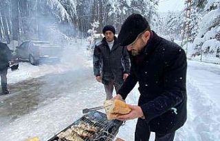 Başkandan karla mücadele ekibine mangalda balık...