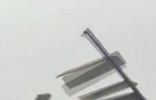 Batman’da şiddetli rüzgar çatıları uçurdu,...