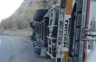 Batman’da virajı alamayan tır devrildi: 1 yaralı