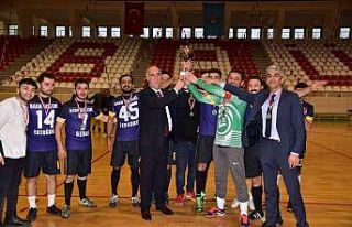 BAÜN Rektörlük kupasını; Hastane futbol takımı...