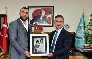 BAÜN’lü Şampiyon Boksörden, Rektör Kuş’a...