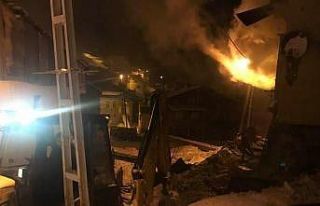 Bayburt’ta çıkan yangında 2 ev hasar gördü