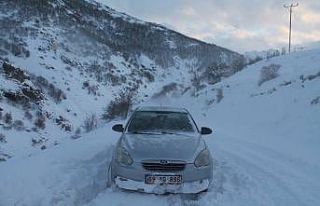 Bayburt’ta kar, tipide araçlarıyla mahsur kalan...
