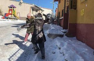 Bayburt’ta karın tadını poşetle kayan çocuklar...