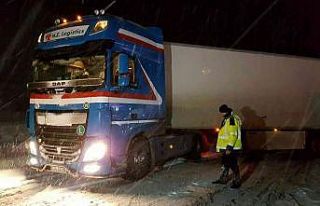 Bayburt’un yüksek kesimlerinde kar, tipi ulaşımı...