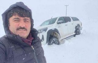 Belediye başkanı karda mahsur kalan vatandaşı...